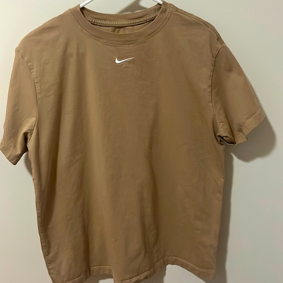 WOMENS NIKE LOOSE FIT TEE!! EUC!! - Picture 2 of 4